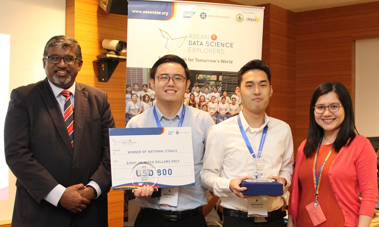 Monash University winners Leong Zhuan Kee (second right) and Peh Wei Li ...