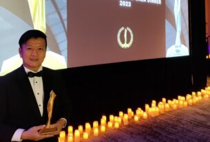 SDB senior project manager Aron Teo with the FIABCI World Prix d’Excellence award (residential mid-rise category)