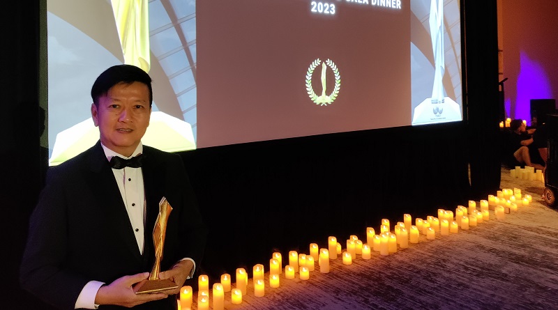 SDB senior project manager Aron Teo with the FIABCI World Prix d’Excellence award (residential mid-rise category)